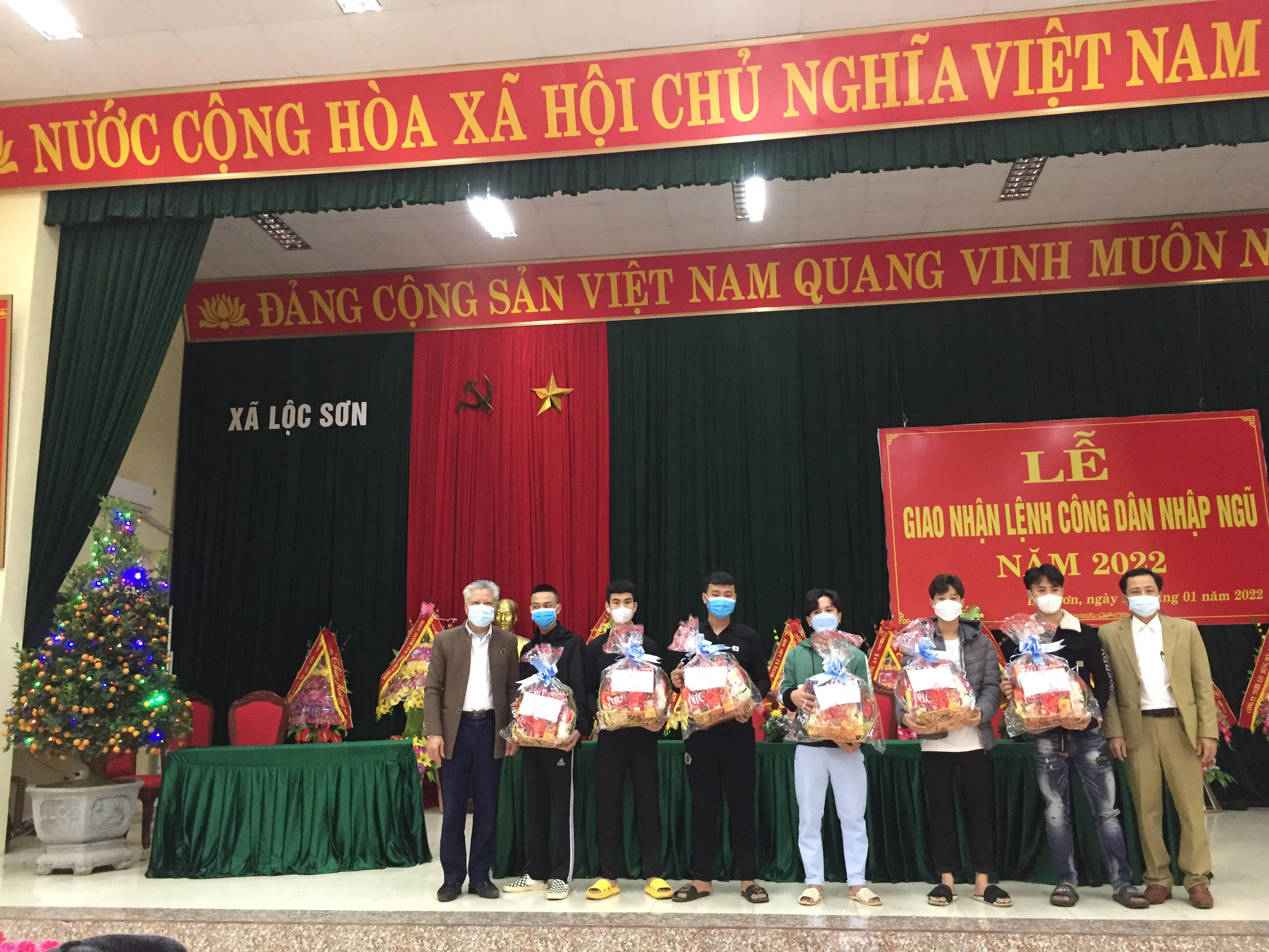 Xã Lộc Sơn trao lệnh gọi công dân nhập ngũ năm 2022