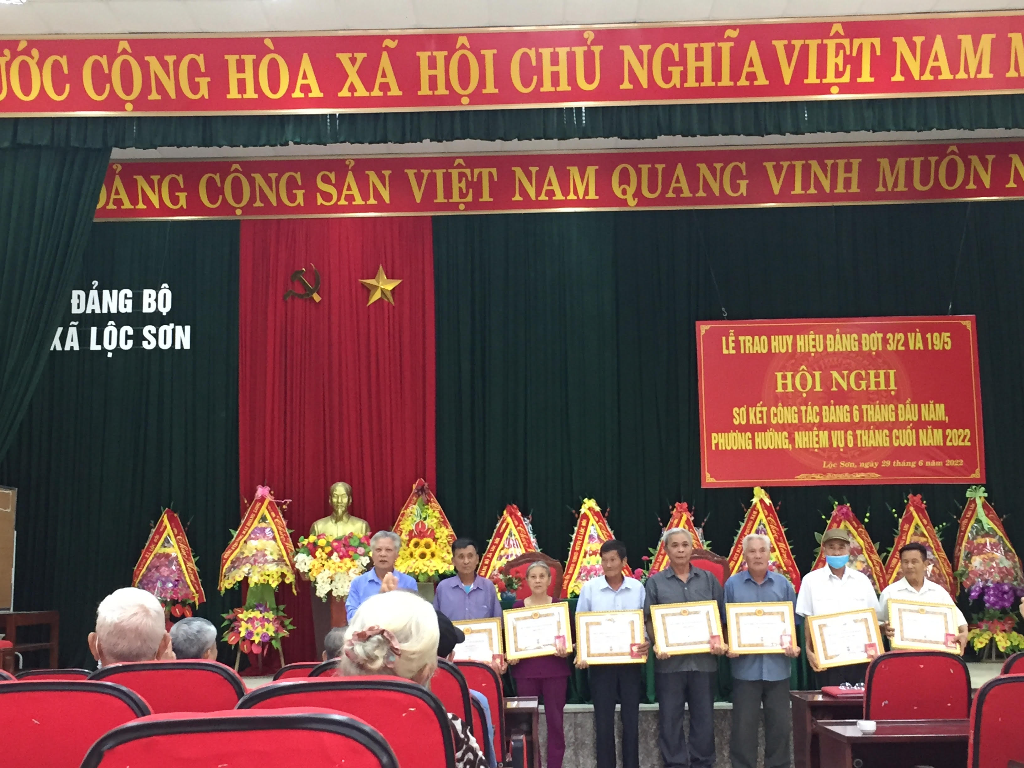 Đảng bộ xã Lộc Sơn tổ chức Lễ trao huy hiệu Đảng đợt 03/02 và đợt 19/5 2022. Hội nghị sơ kết công tác Đảng 6 tháng đầu năm, Phương hướng, nhiệm vụ 6 tháng cuối năm 2022